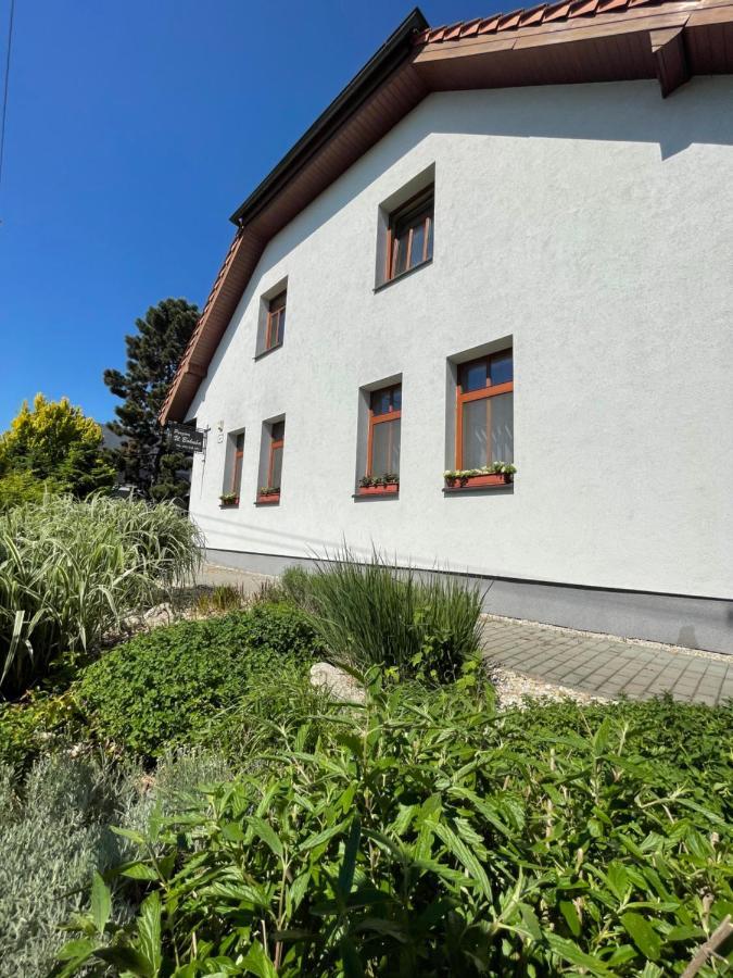 Penzion U Bohusa Lednice Exterior photo
